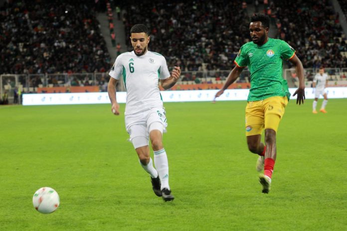 أحمد قندوسي (يسار) خلال مواجهة الجزائر وإثيوبيا في شان 2022