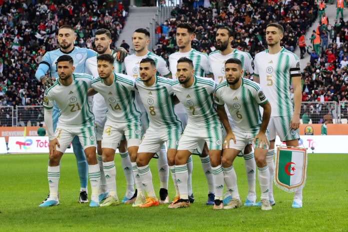 صورة جماعية للاعبي منتخب الجزائر المحلي خلال مواجهة كوت ديفوار في شان 2022