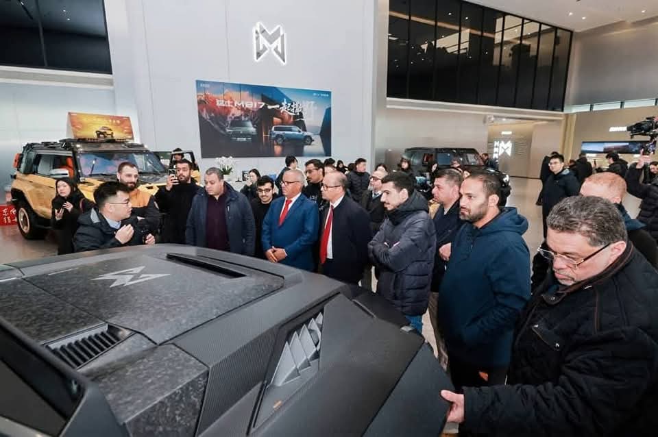 الدكتور عصماني يشارك في زيارة إستطلاعية ميدانية لأحد أكبر المجمعات الصناعية المتخصصة في صناعة السيارات الرباعية الدفع بالصين