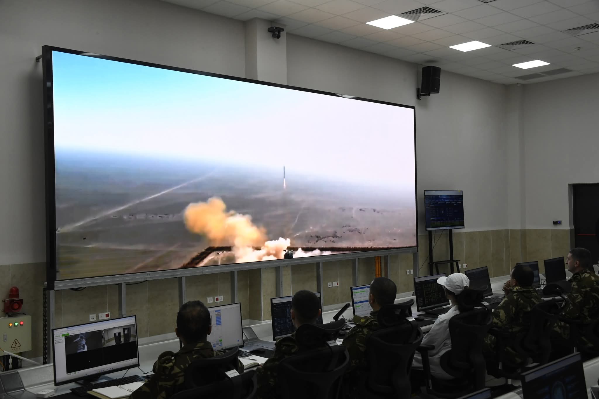 الفريق أول شنڨريحة يتابع عملية إطلاق القمر الصناعي “Alsat-3B”