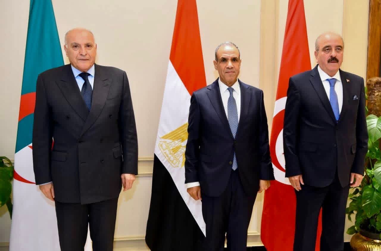 آلية دول الجوار الثلاثية تؤكد دعم الحل السياسي في ليبيا ورفض التدخلات الخارجية